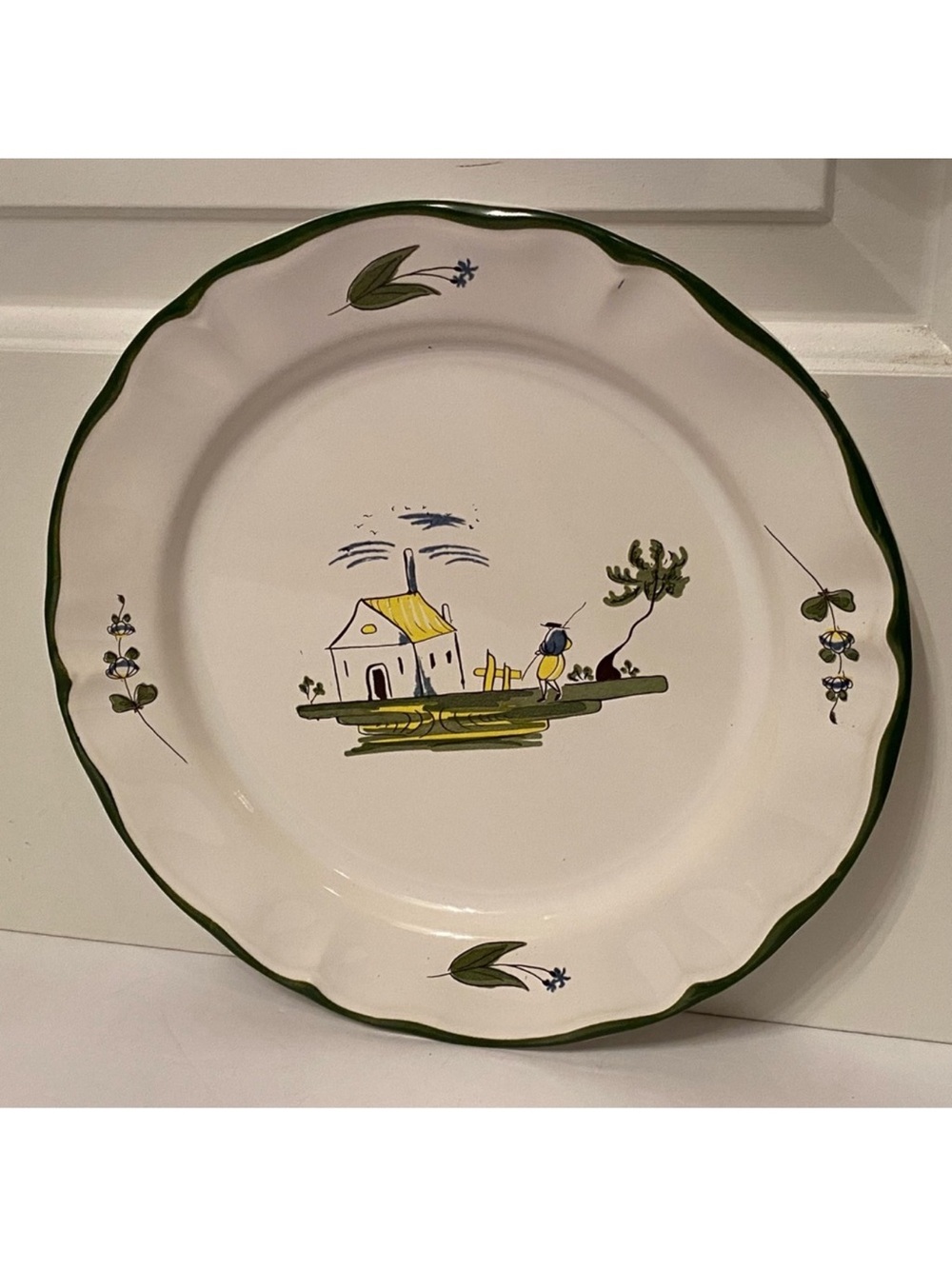 VARAGES FRANCE CABANON DINNER PLATE HAND PAINTED WHITE GREEN COTTAGE SCENE MAN